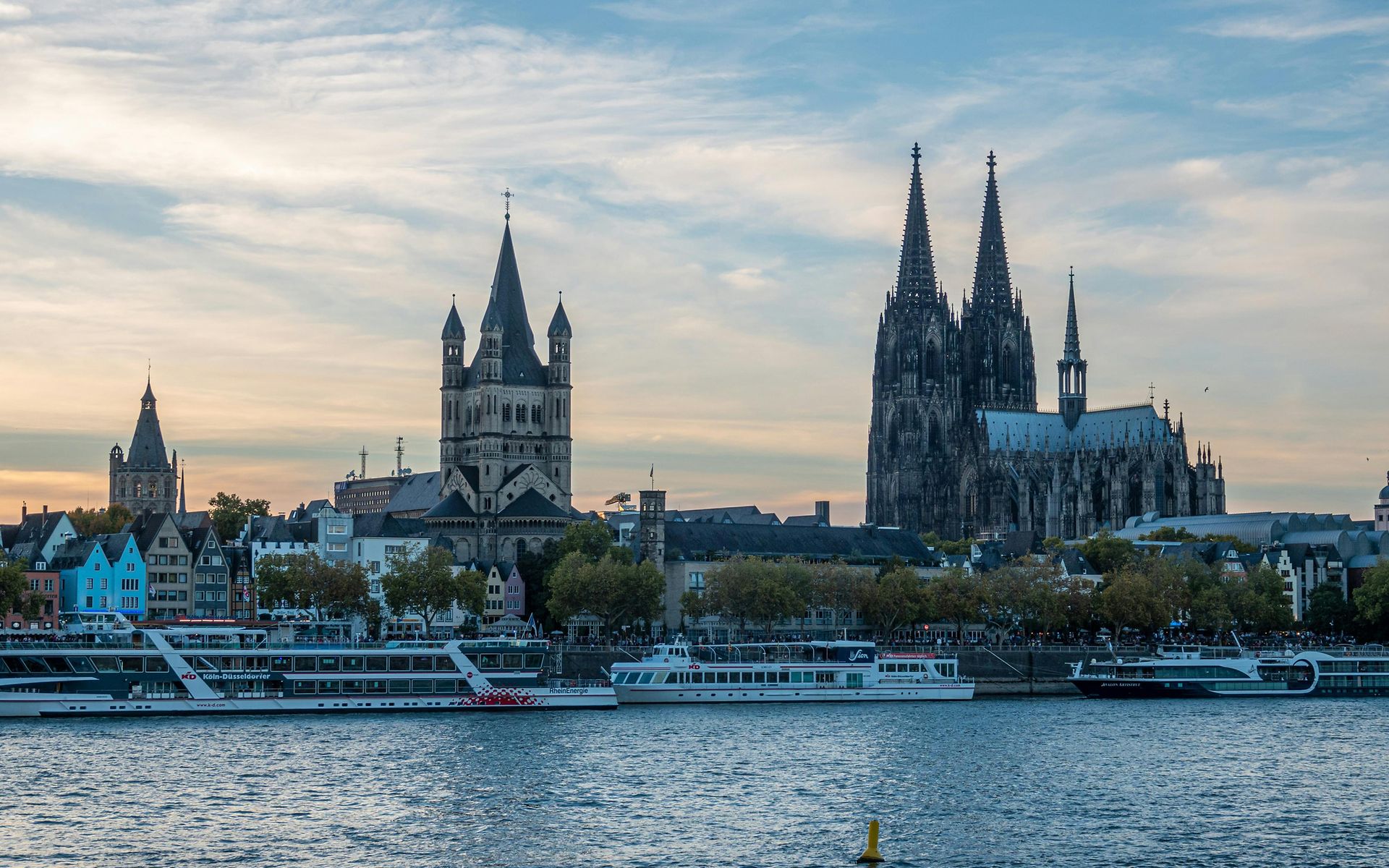 Dekorative Grafik: Bild von Köln mit Dom und Rhein 