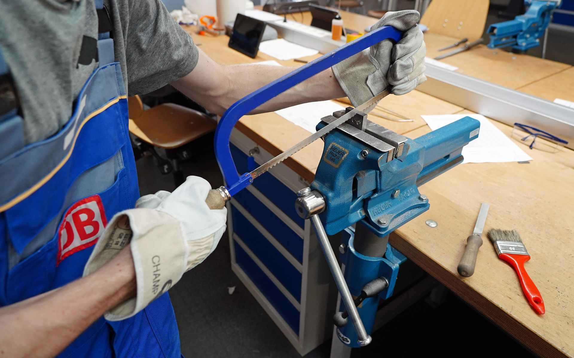 Dekorative Grafik: DB Azubi mit Säge