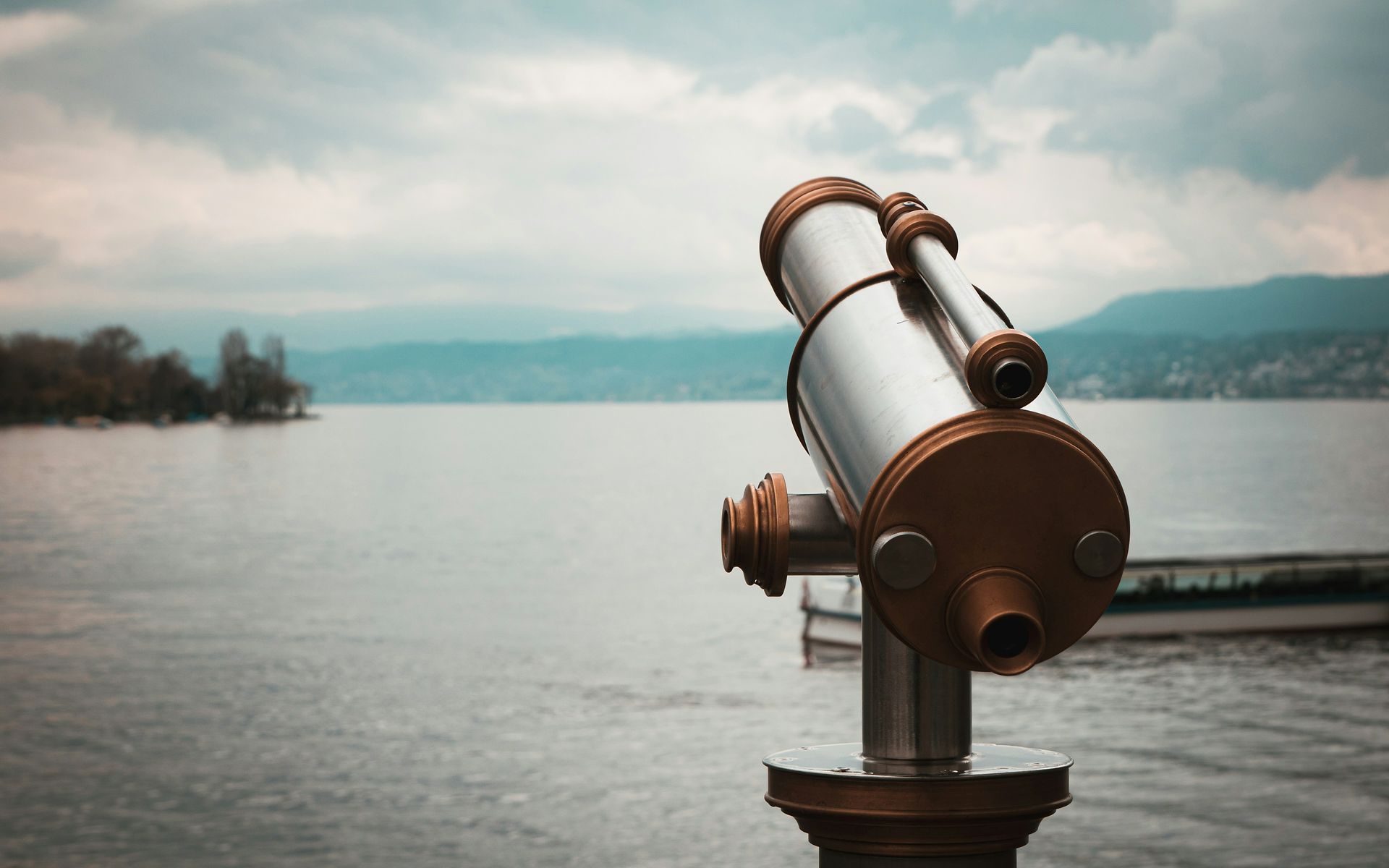 Dekorative Grafik: Fernrohr mit Blick auf See