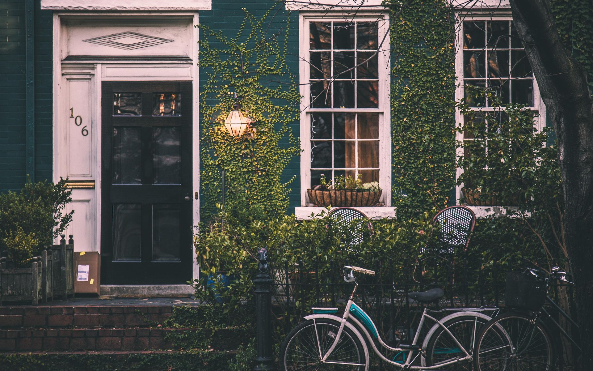 Dekorative Grafik: Hauseingang mit Fahrrad